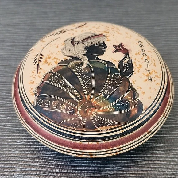 GREEK HANDPAINTED PYXIS OF GODESS APHRODITE - Picture 6 of 6